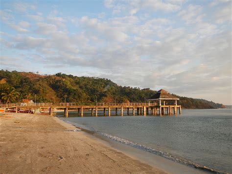 Olongapo – Travel guide at Wikivoyage.